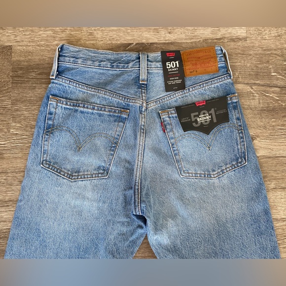 MSRP $98 NWT 24x30 High Rise Levi’s “501 Skinny” Jeans in Can’t Touch This - Picture 5 of 12